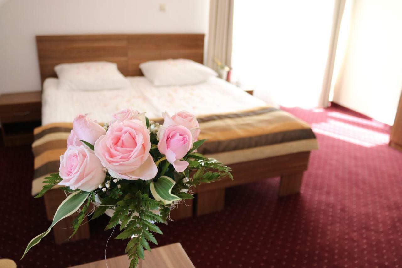 Hotel Dyminy Kielce Eksteriør bilde